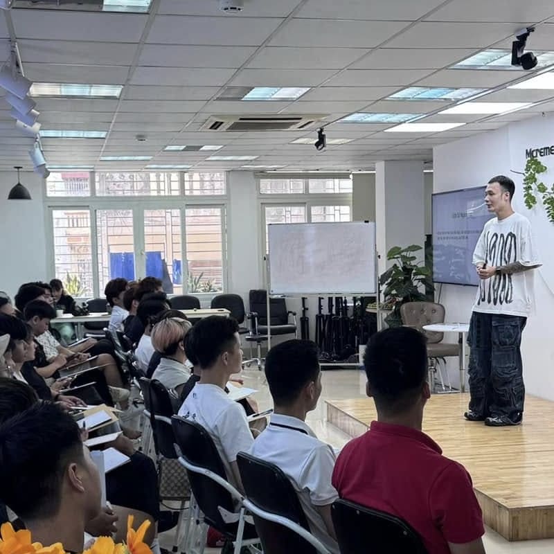 Women's haircut course with Cris Nguyen