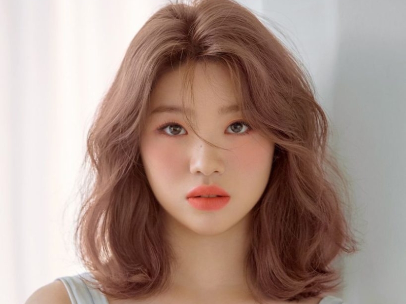 Kiểu tóc layer xoăn sóng lơi ngang vai